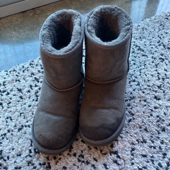 Women’s classic Short Gray UGG - Picture 9 of 10